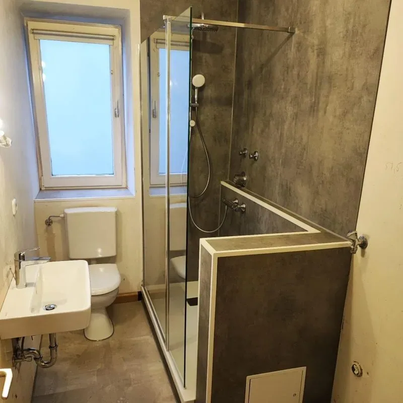 Komplett saniertes Bad mit Walk-in-Dusche, WC und Waschtisch in einem Raum
