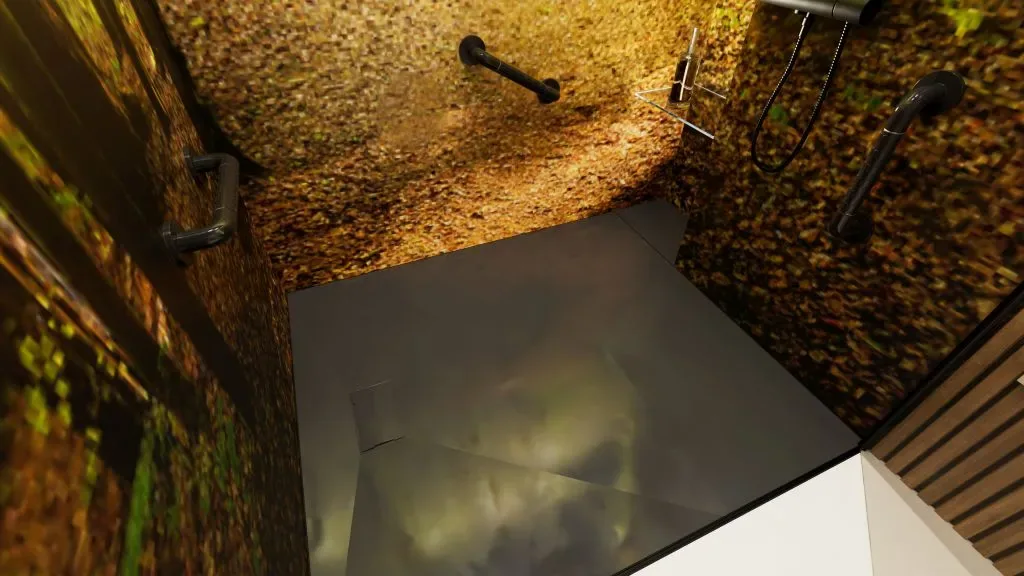 Fugenloses Wanddekor in Herbstwaldoptik in einer Dusche mit Haltegriffen