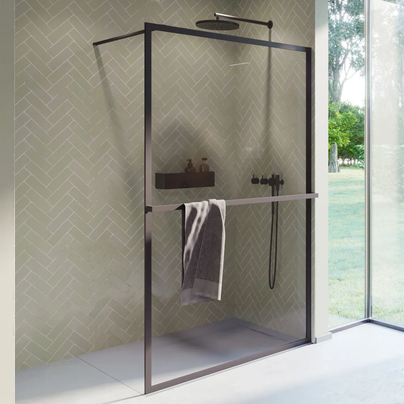 Walk-in-Dusche mit fester Glasscheibe in schwarzem Rahmen vor einer Wand im Fischgrätmuster, dahinter Ablage und Armatur