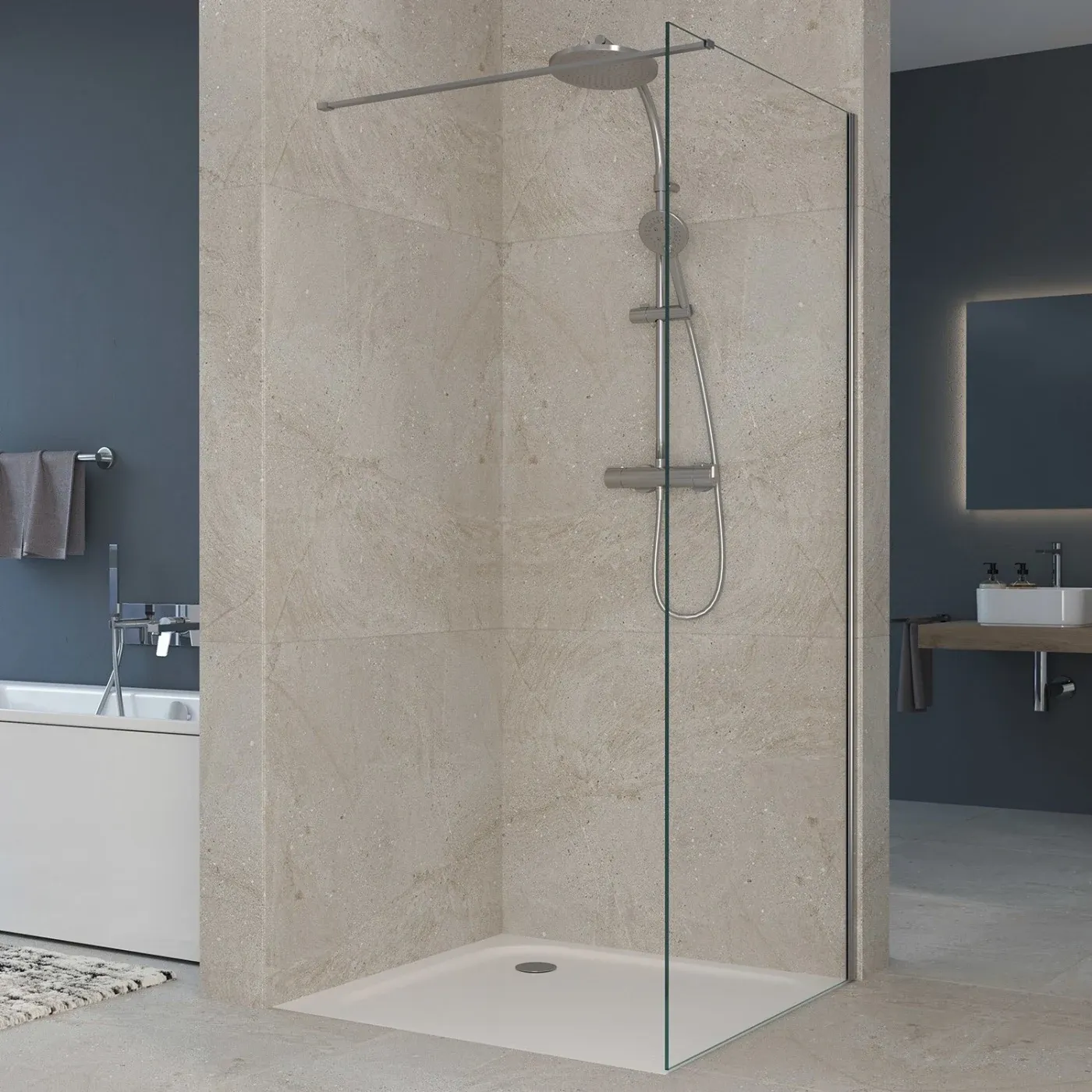Rahmenlose Glasscheibe einer Walk-in-Dusche mit schmaler Stabilisierungsstange vor einer Wand in Steinoptik