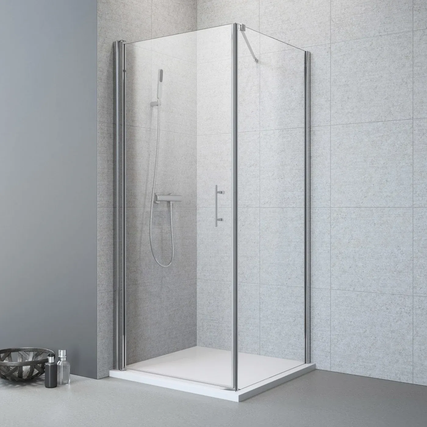 Feste Glastrennwand aus Klarglas vor einer offenen Dusche mit Regenduschkopf