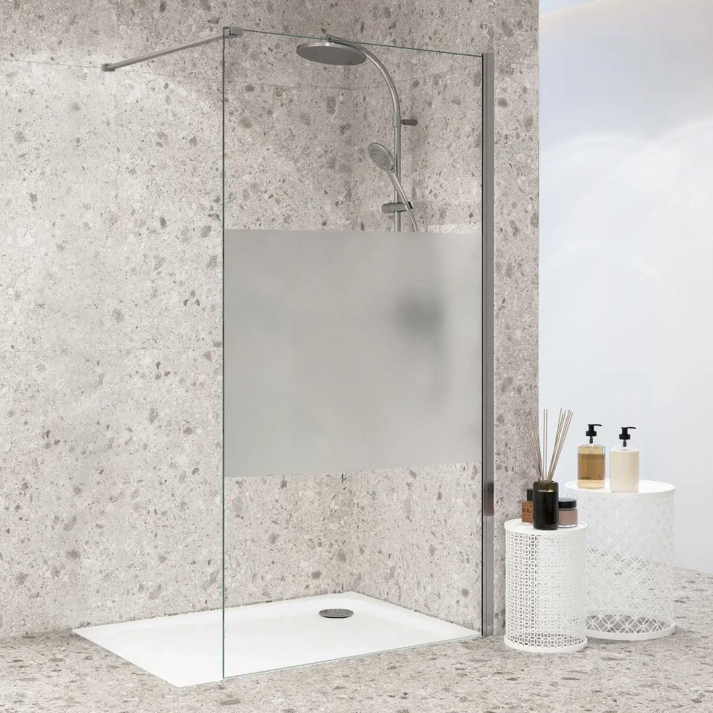 Bodengleiche Dusche mit rahmenloser Glasscheibe, weißer Duschtasse und Terrazzowand