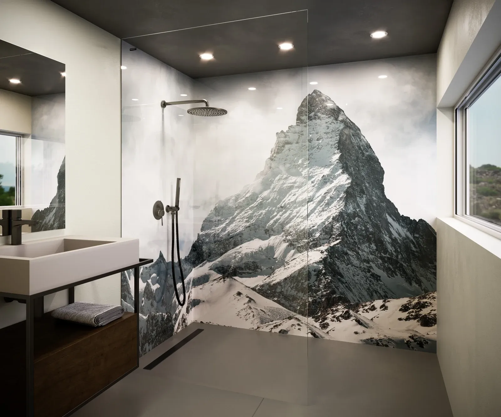 Dusche mit fugenlosen Wandpaneelen, bedruckt mit einem Bergmotiv, statt gefliester Wand